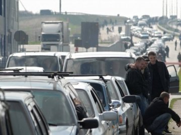 У чергах на кордоні з Польщею скупчилося понад пів тисячі автівок 