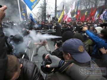 Відео про те, як Євромайдан у Києві травили сльозогінним газом