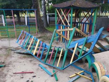 У Луцьку вандали розтрощили майданчик у дитячому садку. ФОТО