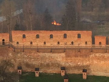 Активісти загасили пожежу під мурами Луцького замку