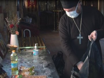 Військовий капелан розвозить продуктові набори лучанам, які опинилися в скруті під час карантину