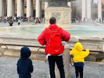 Як MONATIK разом з дружиною та синами насолоджуються відпочинком в Італії