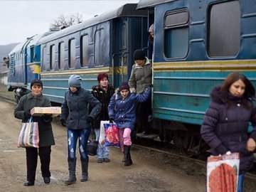 Українцям хочуть заборонити виходити з потягів на коротких зупинках