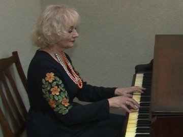 Один із найстаріших на Волині: відома співачка передала культурно-мистецькому центру рояль