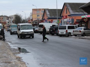 Після скандального ремонту на вулиці у Володимирі відсутня розмітка і знаки
