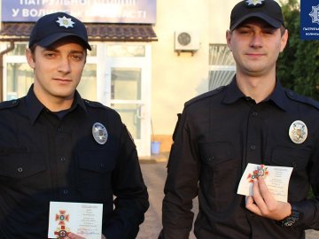 Патрульних, які врятували з вогню 3-річну дитину у Луцьку, нагородили відзнаками. ВІДЕО