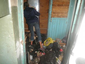 Без підлоги та посеред сміття: п’яна матір не знає, де ночує син