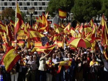 «Іспанія єдина». Тисячі іспанців вийшли на площу в Мадриді