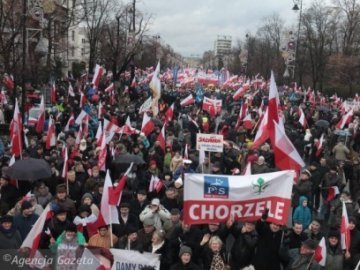 У Варшаві вийшли на мітинг десятки тисяч прихильників влади. ФОТО