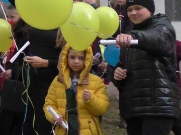 Листи і повітряні кульки: луцька малеча вшанувала Героїв. ФОТО