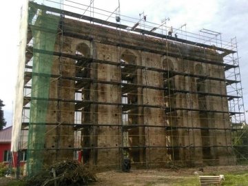 Польські майстри реставрують унікальну 16-метрову дзвіницю костелу на Волині