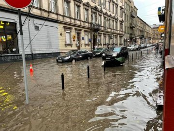 Затоплені вулиці, зірвані дахи, затримані поїзди: Львів накрила потужна буря. ВІДЕО