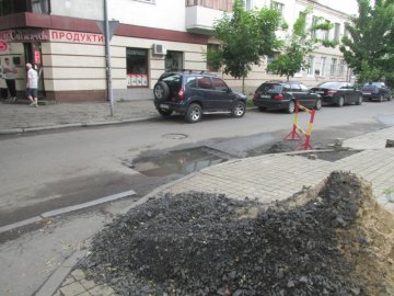 У Луцьку після ремонту теплотраси «звузилась» дорога. ФОТО