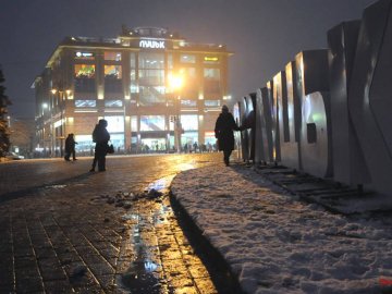 Сніжний вечір у Луцьку. ФОТО