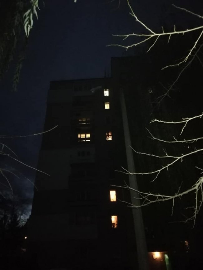 Двір луцької багатоповерхівки – у суцільній темряві. ФОТО