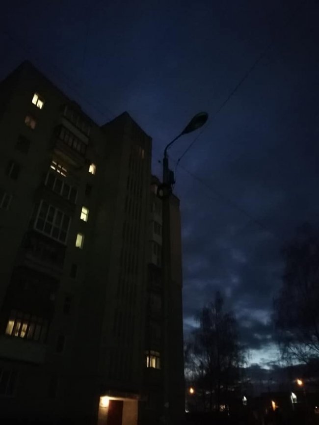 Двір луцької багатоповерхівки – у суцільній темряві. ФОТО