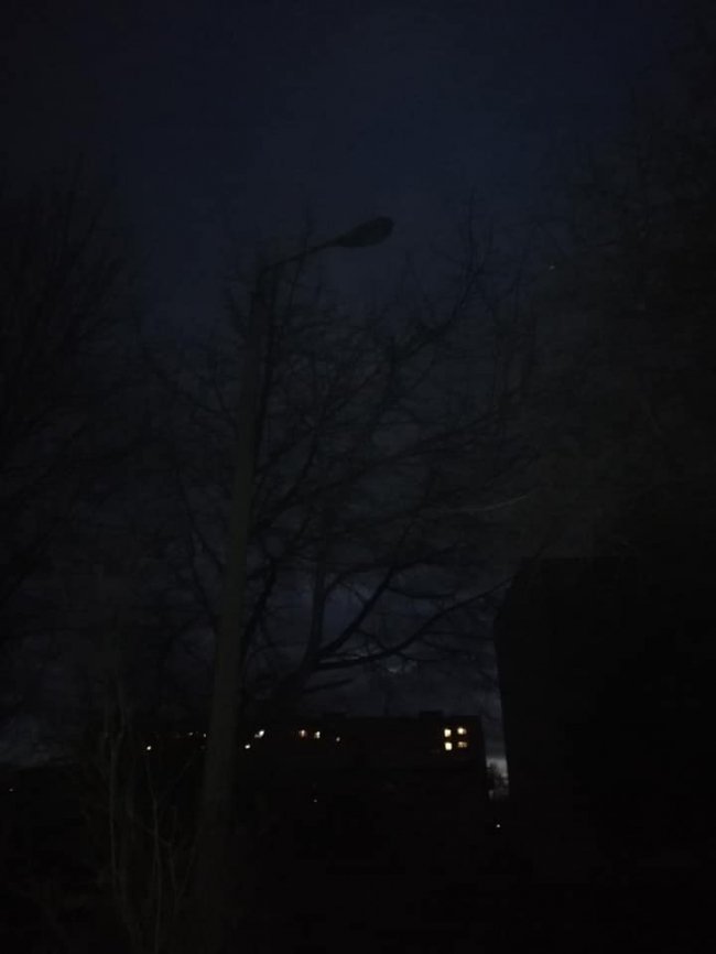 Двір луцької багатоповерхівки – у суцільній темряві. ФОТО