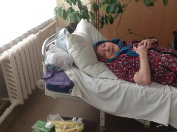 Бабусю, яку кинули напризволяще в луцькій лікарні, відправили додому