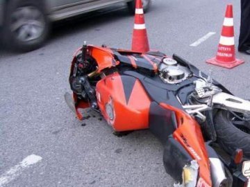 Аварія під Луцьком: мотоцикл протаранив авто. ВІДЕО 