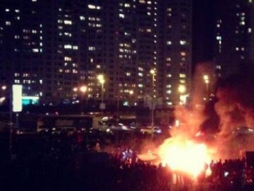 У Києві активісти підпалили паркан на будівництві. ФОТО