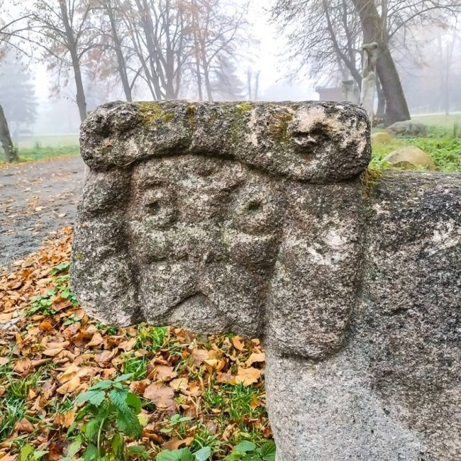 Моторошний луцький парк у полоні туману. ФОТО