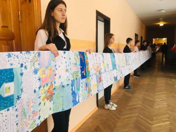 Луцькі школярі написали найдовший в Україні  лист святому Миколаю. ФОТО 
