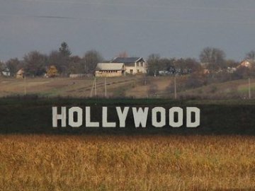 Під Луцьком «інопланетяни» встановили знак Hollywood. ФОТО