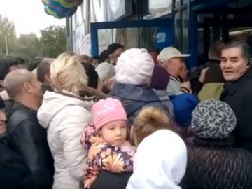 В Одесі на вході супермаркету люди влаштували тисняву