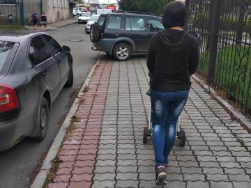 Автохами перегородили машинами тротуар у Луцьку