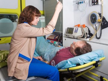 Волинські медики везли у київську лікарню важко травмованого пацієнта без трьох пальців