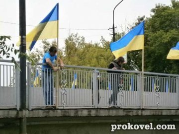 Мости Ковеля прикрасили прапорами України. ФОТО