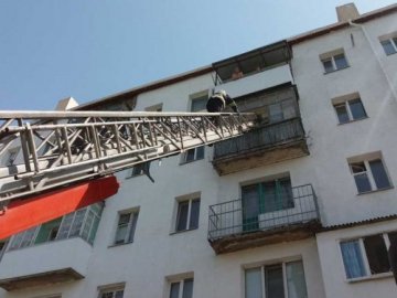На Волині 2-річна дитина зачинила маму на балконі: визволяли рятувальники