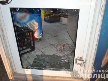 На Волині спіймали злодія, який розбив вікно магазину та розпивав алкоголь на місці події