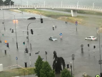 Зірвані дахи та затоплені вулиці: Польщу накрив сильний буревій