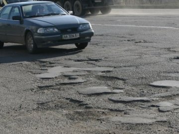 Дороги в Україні ремонтуватимуть за рахунок штрафів автоперевізників, – уряд