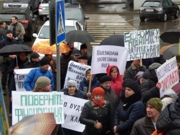 Освітяни Нововолинська готують акцію протесту