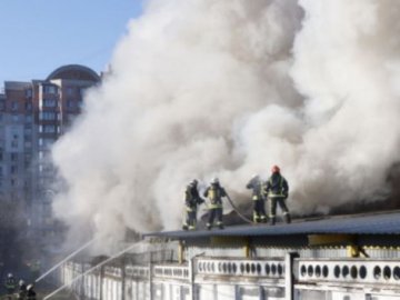 Масштабна пожежа в Києві: горять склади швейної фабрики