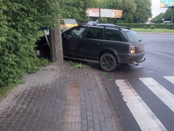 У Луцьку п'яний водій Audi збив дорожній знак