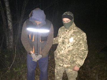 Волинські прикордонники посеред ночі затримали цигаркового контрабандиста-втікача. ФОТО