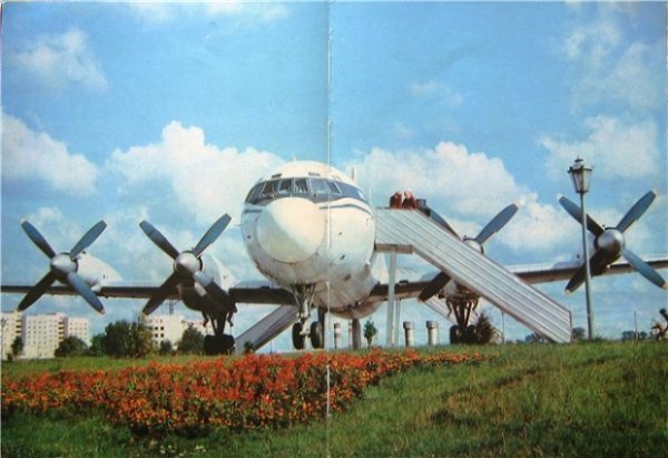 Клумба біля літака на теперішньому проспекті Молоді