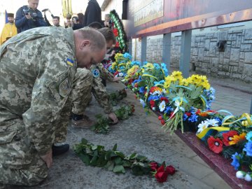 Із квітами та на колінах: у Луцьку вшанували полеглих захисників. ФОТО
