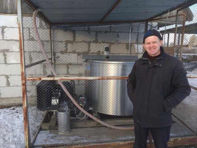 Бізнес на власному подвір'ї: як працює у селі на Волині молочна сімейна ферма
