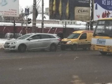 У Луцьку поблизу ринку зіткнулись два автомобілі. ФОТО