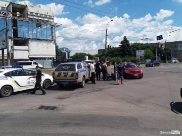 Аварія в Луцьку: потрощений мотоцикл, м'ятий легковик