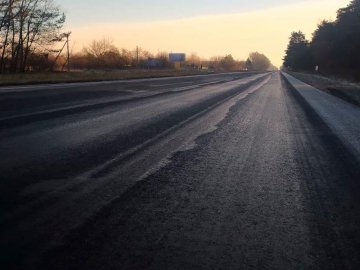 На дорозі Устилуг-Луцьк-Рівне – ожеледиця: водіїв просять бути обережними