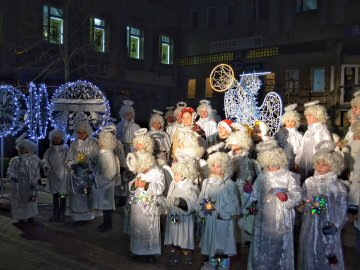 На головній пішохідній вулиці Луцька засяяла алея різдвяних янголів. ФОТО