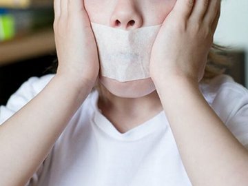 На Полтавщині вихователі дитсадка зв'язали дитину та заклеїли їй рот скотчем