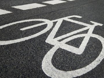 Лучани просять облаштувати на одній із вулиць велодоріжки