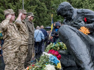 Скорбота і квіти: у Луцьку вшанували жертв війни. ФОТО