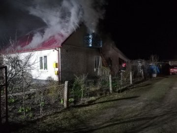 У селищі на Волині посеред ночі загорівся житловий будинок